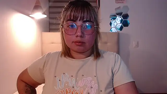 Snapshot of YiniBelle chatting on November 26, 2025, 3:29 am YiniBelle online show from November 26, 2025, 3:29 am