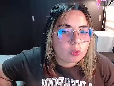 Snapshot of YiniBelle chatting on March 9, 2026, 1:20 am YiniBelle online show from March 9, 2026, 1:20 am