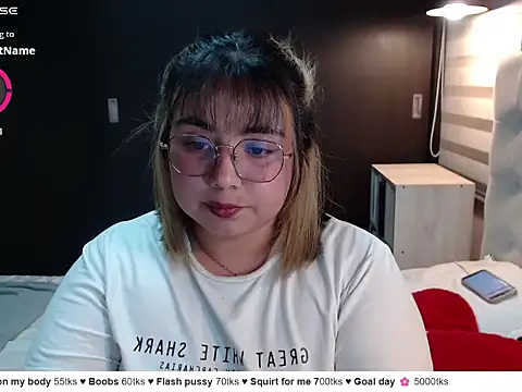 Snapshot of YiniBelle chatting on March 12, 2026, 3:45 am YiniBelle online show from March 12, 2026, 3:45 am