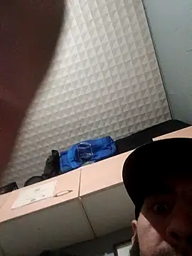 Snapshot of hotguy71000 chatting on November 28, 2025, 3:36 pm hotguy71000 online show from November 28, 2025, 3:36 pm