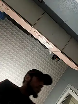 Snapshot of hotguy71000 chatting on December 5, 2025, 5:09 pm hotguy71000 online show from December 5, 2025, 5:09 pm