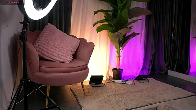 Snapshot of WendyyLuv chatting on June 19, 2026, 8:23 pm WendyyLuv online show from June 19, 2026, 8:23 pm