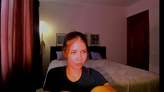 Snapshot of Aurora_Glow21 chatting on June 18, 2026, 12:09 pm Aurora Glow21 online show from June 18, 2026, 12:09 pm