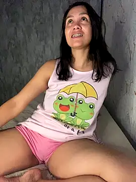 Snapshot of carolsapequinha chatting on December 17, 2025, 12:05 am carolsapequinha online show from December 17, 2025, 12:05 am