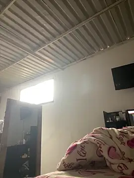 julianlondo111 online show from December 5, 2025, 1:42 pm