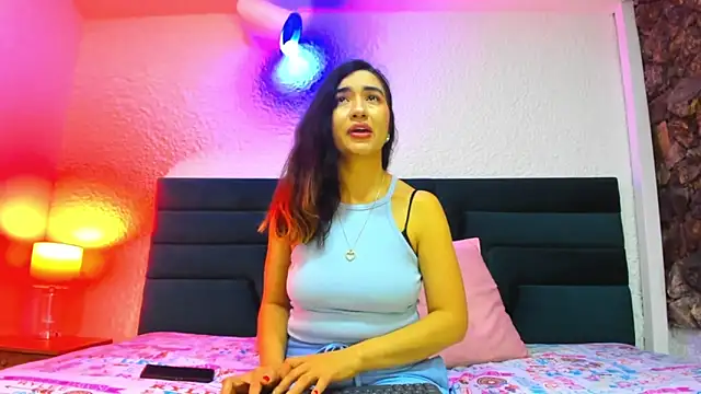 Snapshot of VictoriaRouge_ chatting on April 19, 2026, 8:22 pm VictoriaRouge online show from April 19, 2026, 8:22 pm