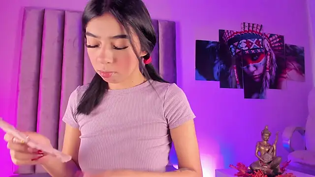 GabrielaSuarez  online show from May 5, 2026, 8:28 pm