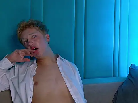 Snapshot of LucasFinister chatting on November 17, 2025, 6:24 pm LucasFinister online show from November 17, 2025, 6:24 pm