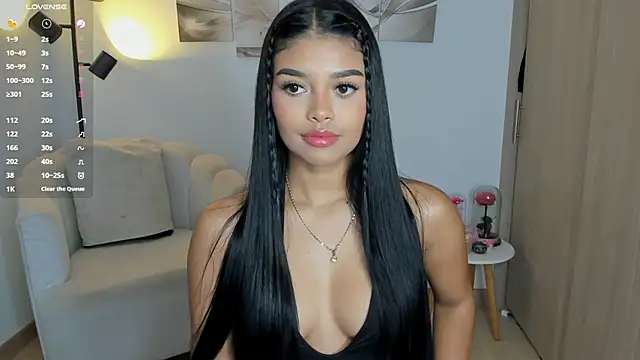 haileyflorez  online show from April 15, 2026, 7:58 pm