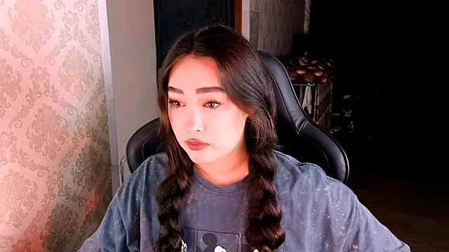 Emma Uilson online show from July 28, 2026, 3:21 pm