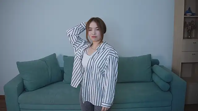 BetseyLaszlo online show from November 30, 2025, 5:33 am