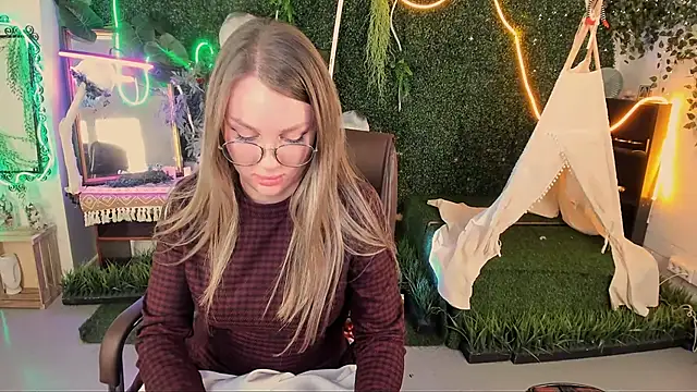 Snapshot of SandraLindsey chatting on November 14, 2025, 3:33 pm SandraLindsey online show from November 14, 2025, 3:33 pm