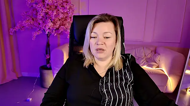 DianaHaworn online show from November 17, 2025, 1:17 pm