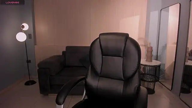 HaileyRoss  online show from July 8, 2026, 3:11 am