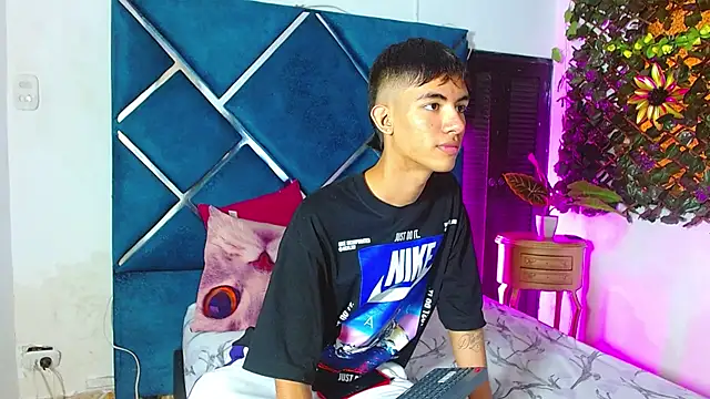 Snapshot of JamesConnor001 chatting on November 17, 2025, 7:19 pm JamesConnor001 online show from November 17, 2025, 7:19 pm