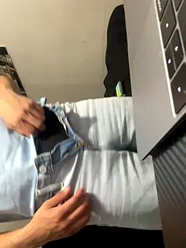 Snapshot of yourguyy21 chatting on November 17, 2025, 1:33 am yourguyy21 online show from November 17, 2025, 1:33 am