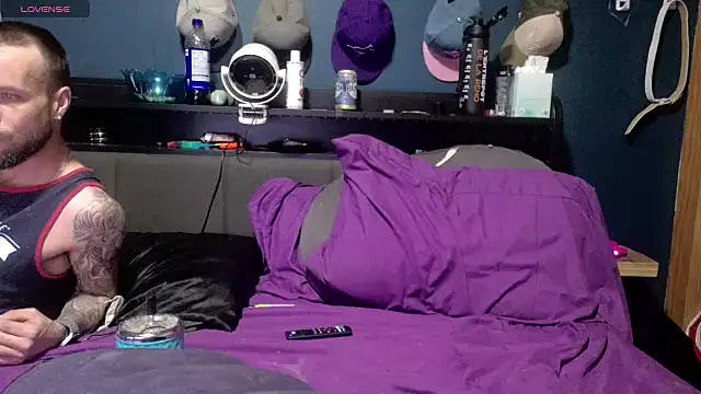 Snapshot of lovecoupleqc chatting on April 14, 2026, 5:13 am lovecoupleqc online show from April 14, 2026, 5:13 am