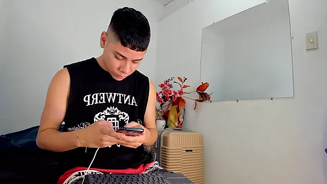 Snapshot of Lucastorrez01 chatting on December 20, 2025, 9:44 pm Lucastorrez01 online show from December 20, 2025, 9:44 pm