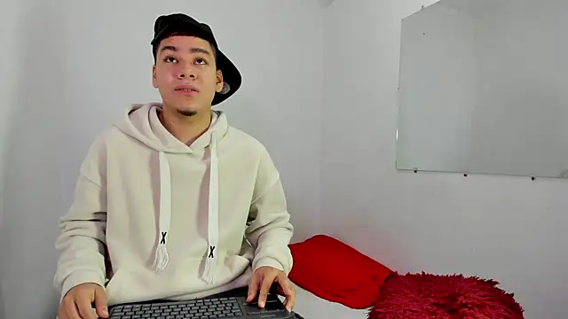 Snapshot of Lucastorrez01 chatting on February 16, 2026, 6:20 am Lucastorrez01 online show from February 16, 2026, 6:20 am