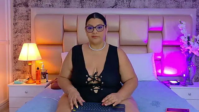 SelennaCooper online show from April 1, 2026, 11:55 am