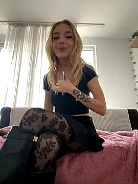 Snapshot of lunababy77 chatting on December 5, 2025, 12:47 pm lunababy77 online show from December 5, 2025, 12:47 pm