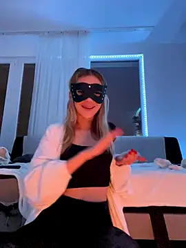 Snapshot of lunababy77 chatting on December 18, 2025, 4:35 pm lunababy77 online show from December 18, 2025, 4:35 pm