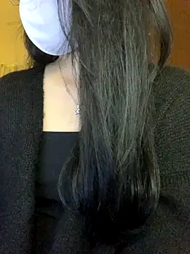 Hanni 22 online show from November 20, 2025, 4:18 pm