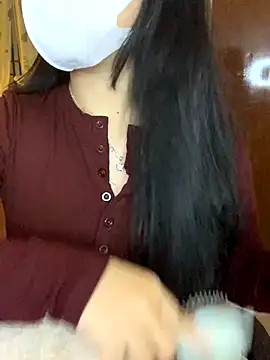 Hanni 22 online show from November 25, 2025, 3:56 pm