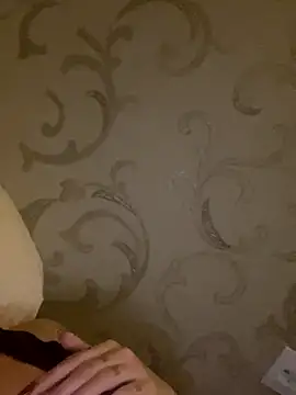 Snapshot of parla98 chatting on November 16, 2025, 8:03 pm parla98 online show from November 16, 2025, 8:03 pm