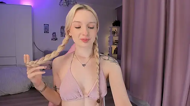 Tiffany Paw online show from March 8, 2026, 3:21 am