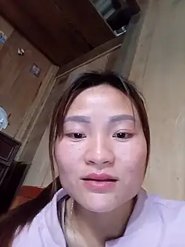 Snapshot of Lee-Thee chatting on November 17, 2025, 9:26 am Lee-Thee online show from November 17, 2025, 9:26 am