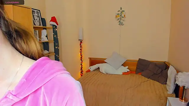 AngelesBenitz online show from March 10, 2026, 7:35 am