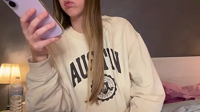 Martimartinaxx online show from April 22, 2026, 7:37 pm