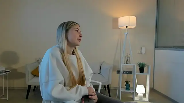 Snapshot of LaunaStrate chatting on November 20, 2025, 5:40 am LaunaStrate online show from November 20, 2025, 5:40 am