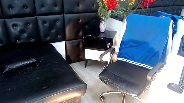 ChrisHott01 online show from December 2, 2025, 2:06 am