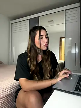 thauanydemontie online show from November 21, 2025, 11:58 pm