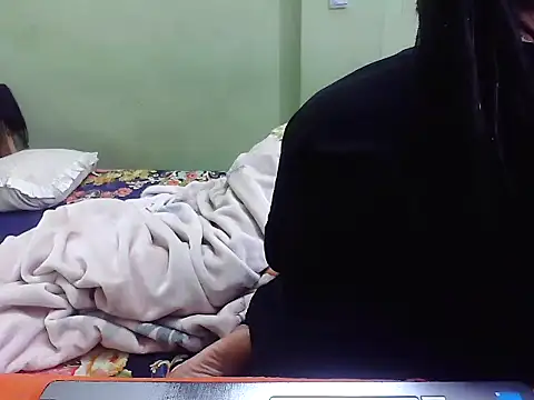 Snapshot of TwinRose2000 chatting on December 15, 2025, 1:37 pm TwinRose2000 online show from December 15, 2025, 1:37 pm