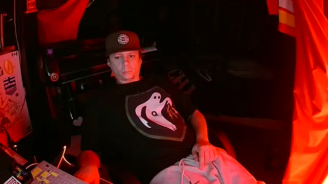 Snapshot of Bowerboi chatting on November 20, 2025, 6:46 am Bowerboi online show from November 20, 2025, 6:46 am