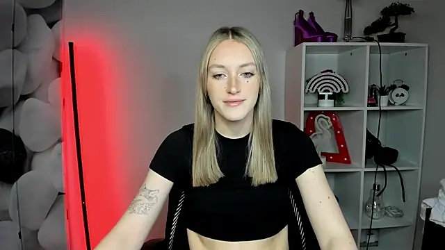 EvelynBlond online show from February 9, 2026, 1:37 pm