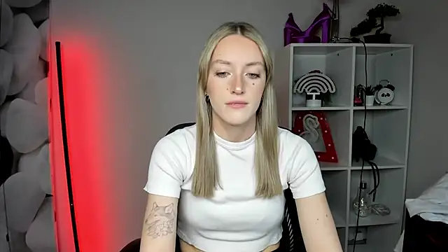 EvelynBlond online show from February 17, 2026, 1:29 pm