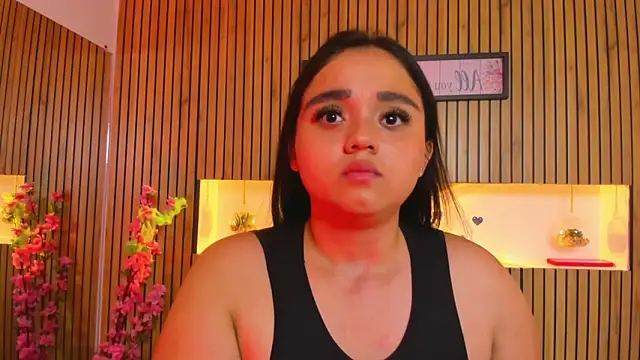 Snapshot of SaraLondon13 chatting on November 20, 2025, 11:15 pm SaraLondon13 online show from November 20, 2025, 11:15 pm