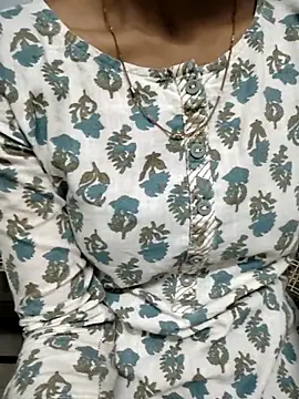 Snapshot of Roja__ chatting on November 26, 2025, 12:39 pm Roja online show from November 26, 2025, 12:39 pm