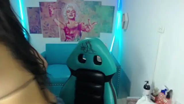 emmily m1  online show from November 29, 2025, 4:04 am