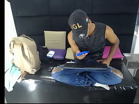 Straight latinX online show from November 29, 2025, 3:20 am