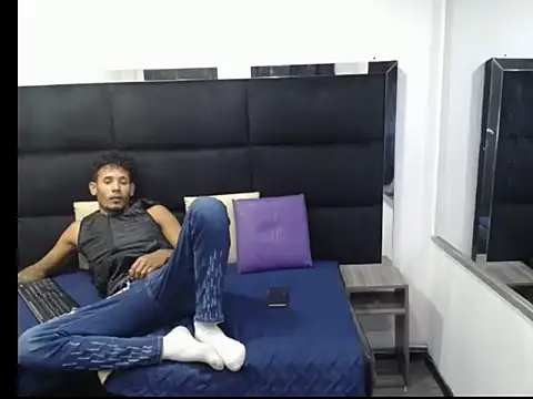 Straight latinX online show from November 30, 2025, 4:16 am