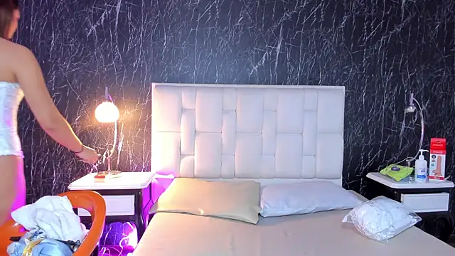 ClarissaMorreti online show from November 28, 2025, 2:20 pm