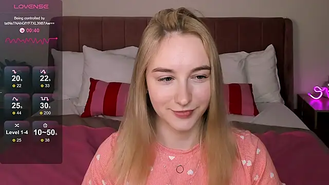 Snapshot of Shy_Polly chatting on May 15, 2026, 11:45 pm Shy Polly online show from May 15, 2026, 11:45 pm