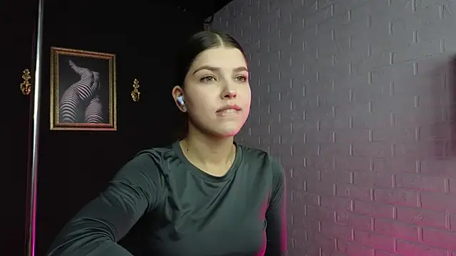 Sierra Maddison online show from December 5, 2025, 7:50 am