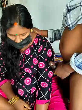 Snapshot of Desicouple1706 chatting on December 23, 2025, 4:43 am Desicouple1706 online show from December 23, 2025, 4:43 am