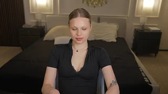 Snapshot of Charlotte_Dreams chatting on July 7, 2026, 8:35 pm Charlotte Dreams online show from July 7, 2026, 8:35 pm